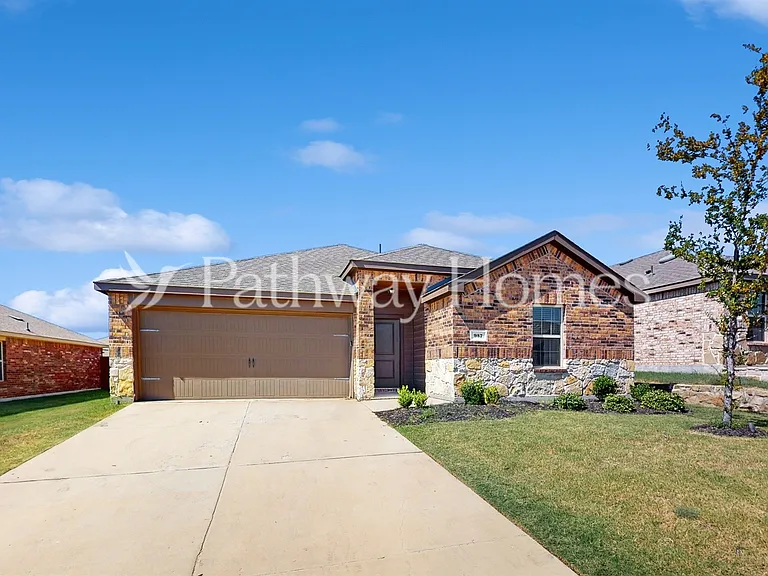 957 English Dr — Photo 2