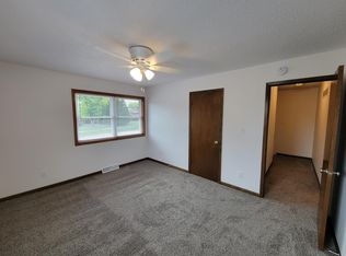 518 Barnett Dr, Cedar Falls, IA 50613