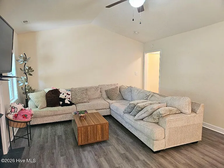 207 Sherwood Rd — Photo 2