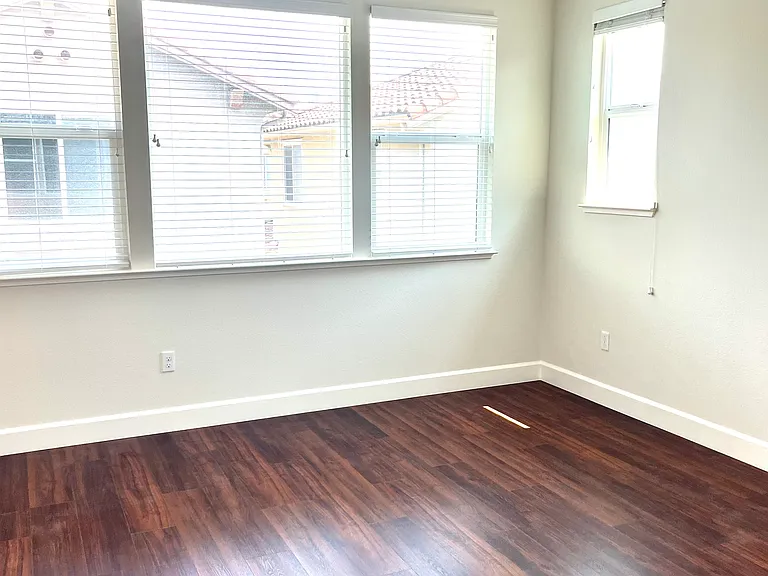 105 Farnham Ln — Photo 18