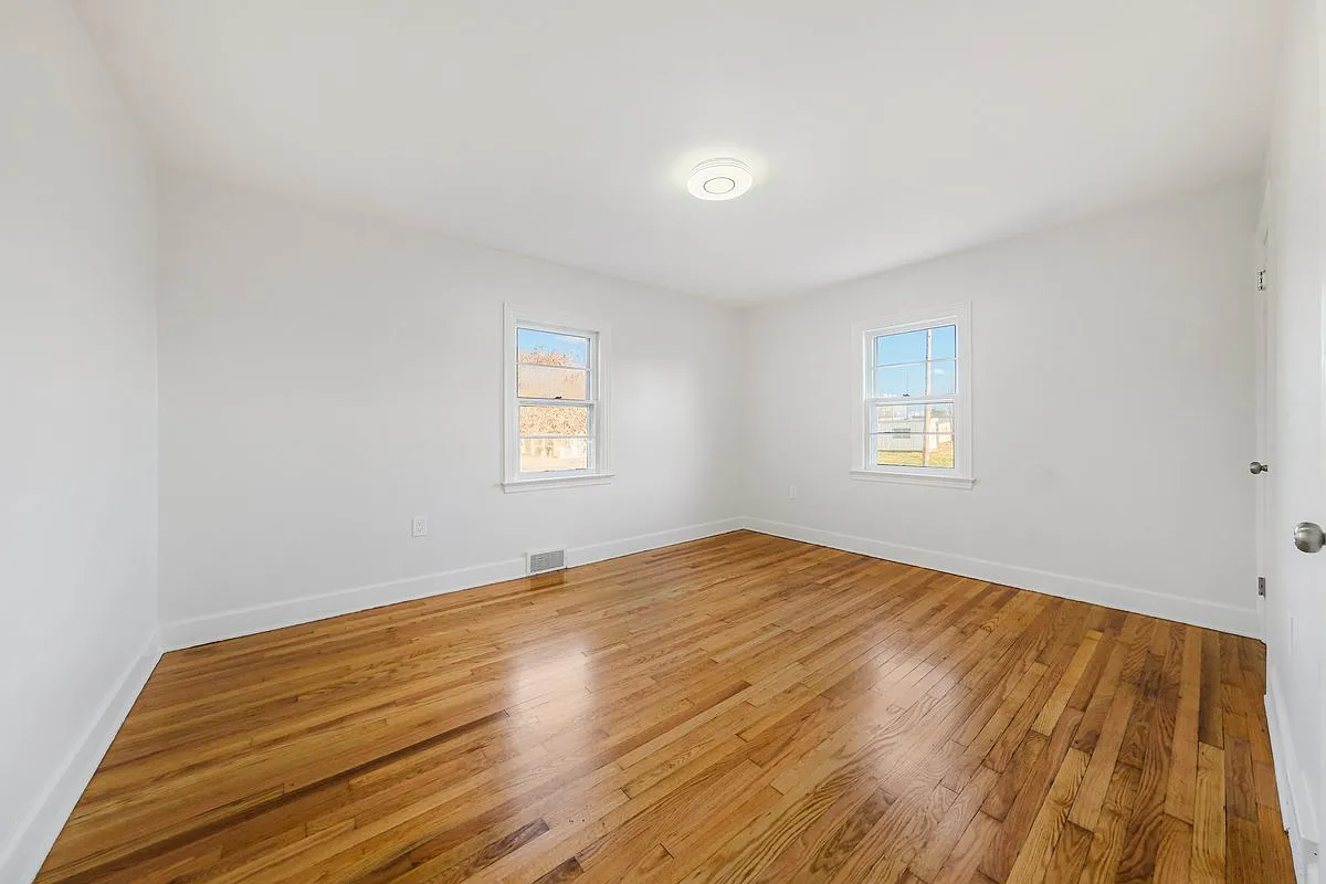 3 bed, 1200 sqft, $3,200 — Photo 4