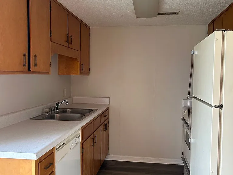 400 Alice Dr — Photo 1