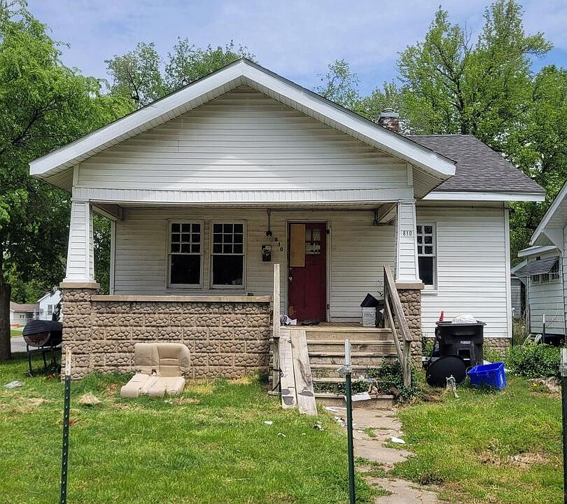 1st image of 810 W College St
