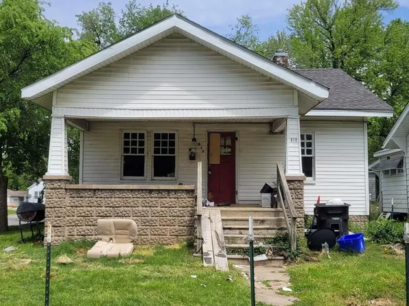 810 W College St, Carbondale, IL 62901