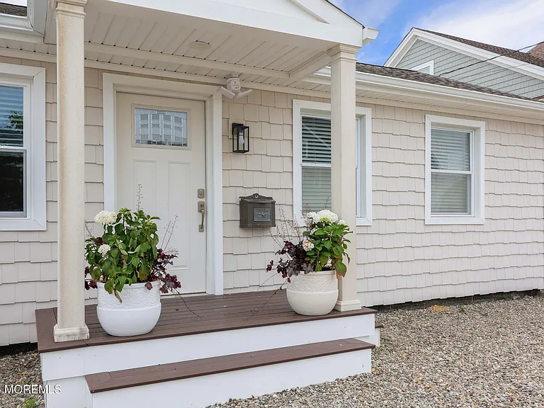 447 Tunney Ave — Photo 4