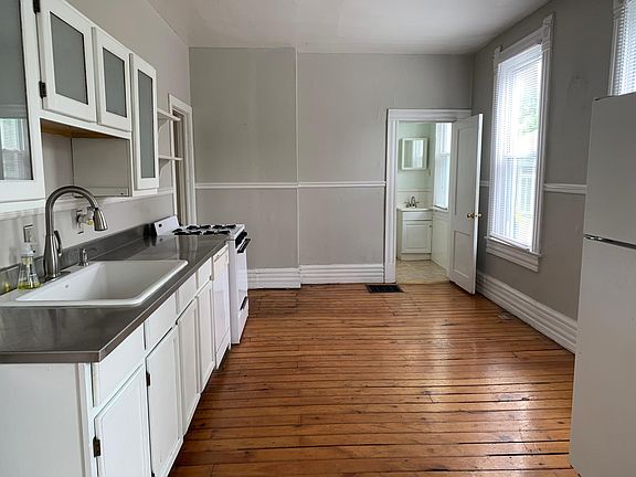 3rd image of 432 E Whittier St