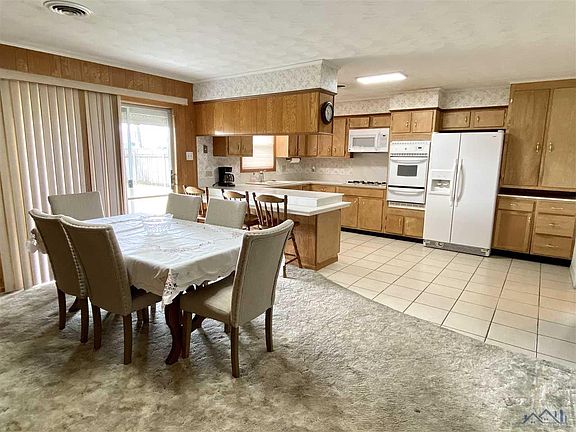 5th image of 202 Douglas Dr