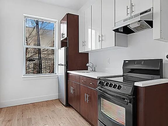 2nd image of 300 Palmetto St APT 1L