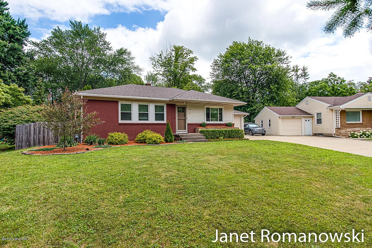 210 Hodenpyl Dr SE photo 1