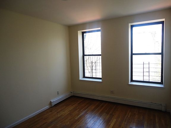 5th image of 423 Throop Ave