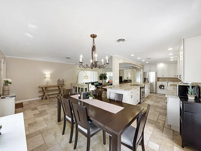 332 NW 26th Ct — Photo 5