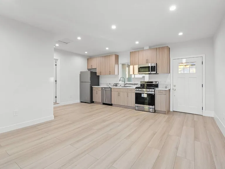 8635 Le Berthon St — Photo 4