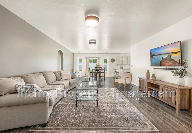 702 Durham Dr — Photo 18