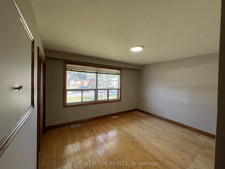 9 Dewlane Dr #MAIN FLOOR — Photo 13
