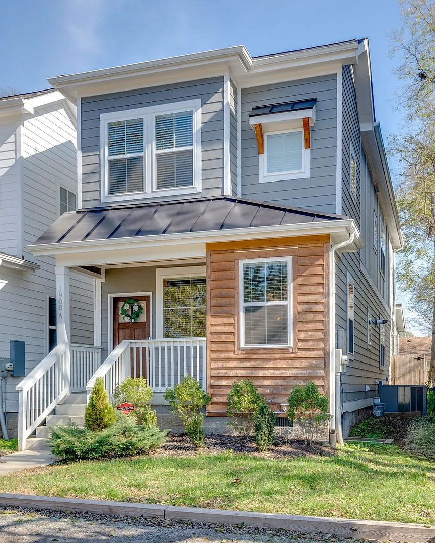 Coming Soon! Great home with many extras-designated parking in front — Photo 4