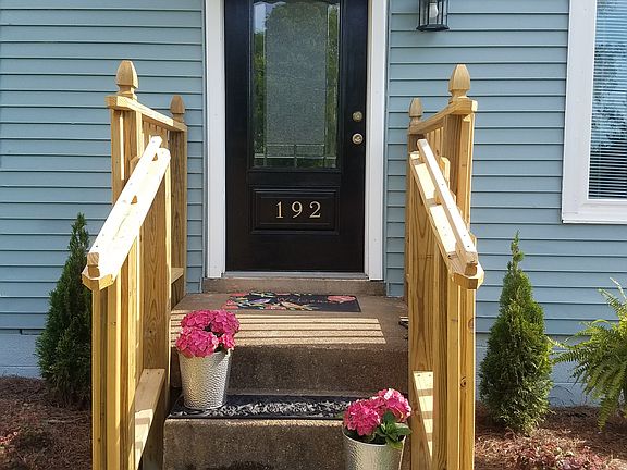 Nice inviting front porch!