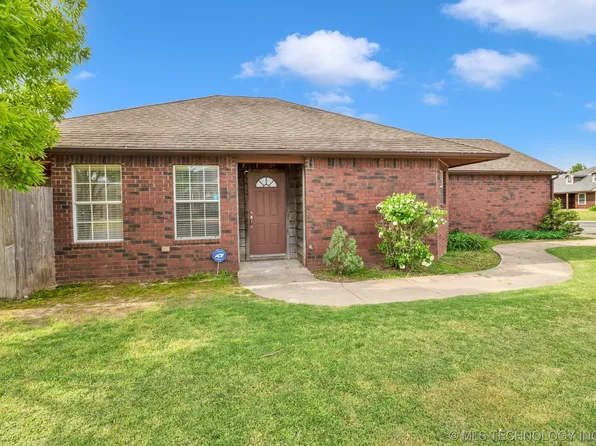 1102 S Spinnaker Dr, Oologah, OK 74053