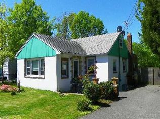 32 Syracuse Ave, Medford, NY 11763