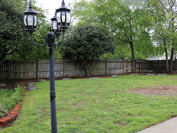 3rd image of 1010 Brighton Cir SE