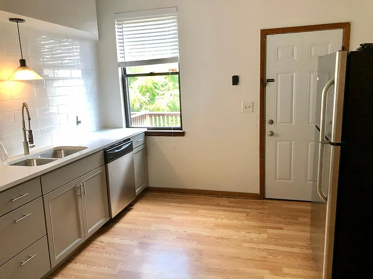 413 E Carson St — Photo 3