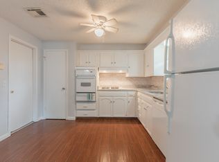 613 SW 10th St, Moore, OK 73160