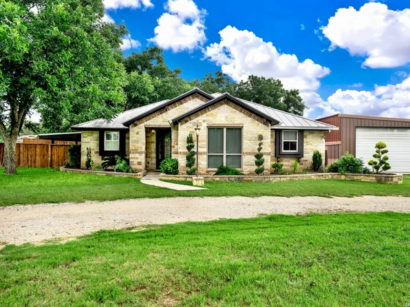 768 County Road 664, Devine, TX 78016