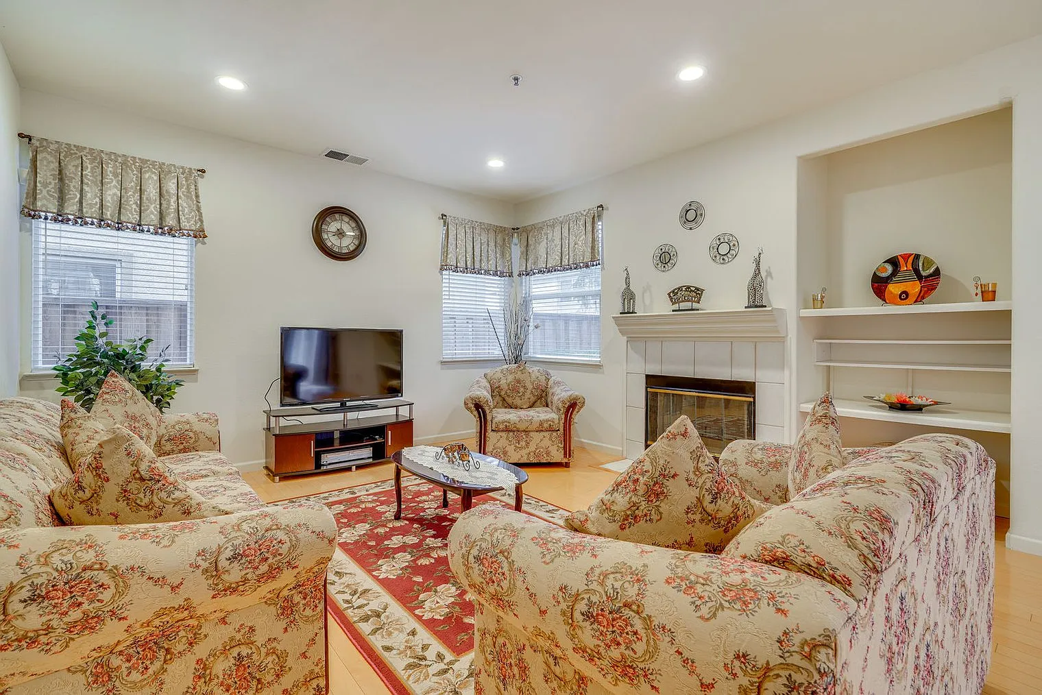 4 bed, 2.0 bath, 2120 sqft, $5,462 — Photo 2
