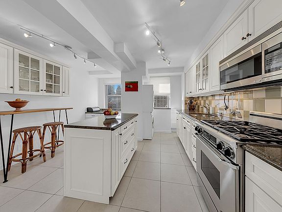 4th image of 114 E 72nd St APT 18A