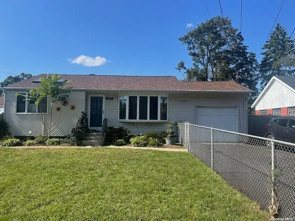 (undisclosed Address), Bay Shore, NY 11706