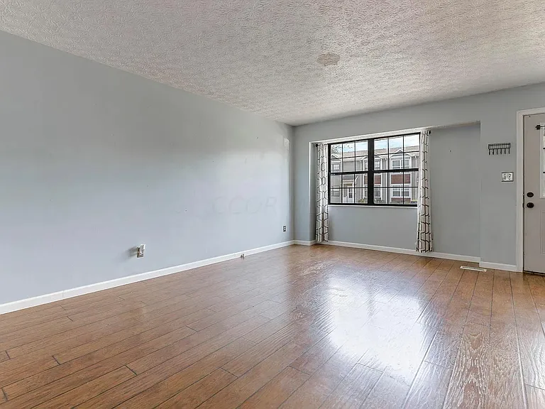 908 Charnwood Ln — Photo 3