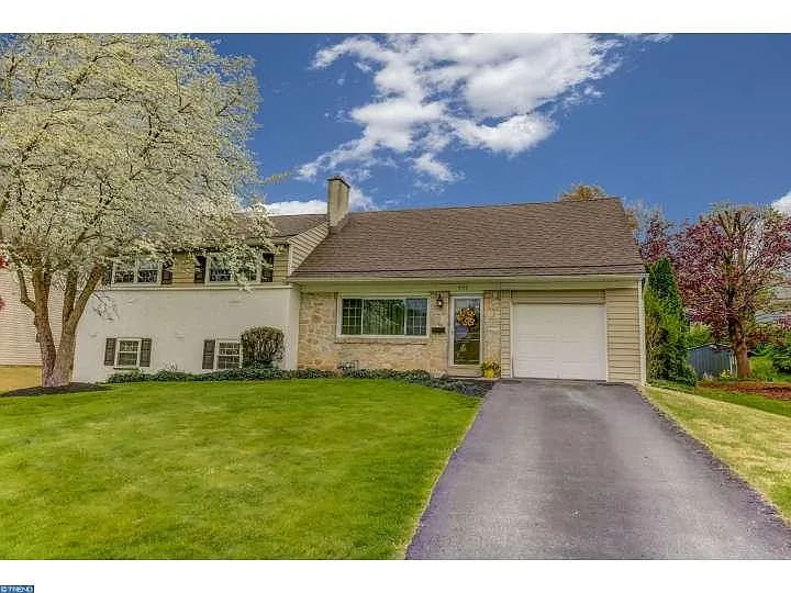 553 Crossfield Rd photo 1