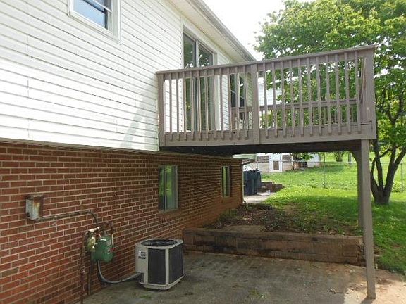 3rd image of 635 Applewood St NE