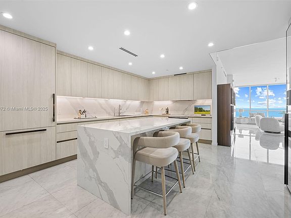 4th image of 100 S Pointe Dr APT 2107