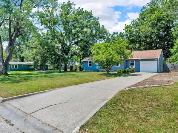 2033 SW James St, Topeka, KS 66604