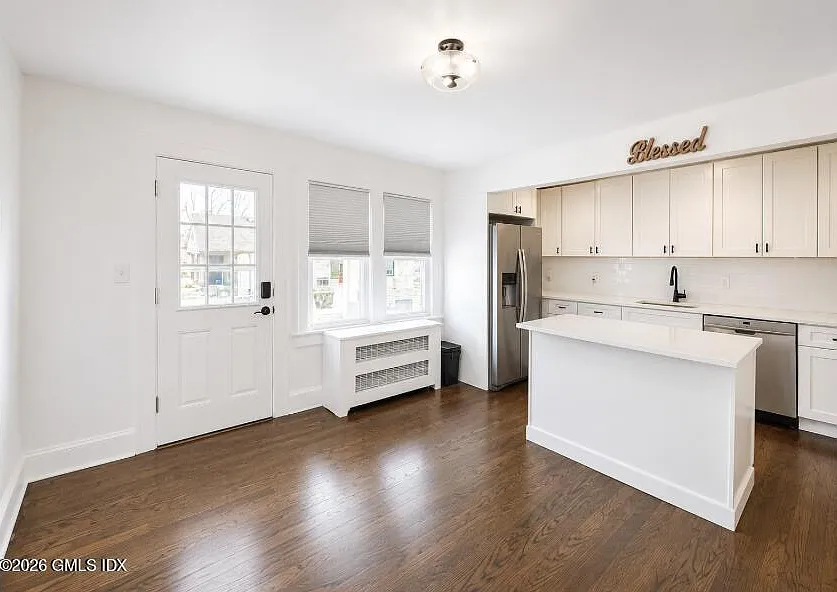 3 bed, 2.0 bath, 1200 sqft, $5,750 — Photo 2