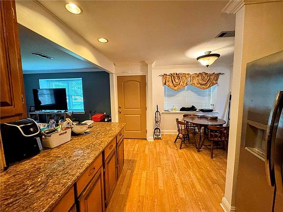 4th image of 521 Waldo St