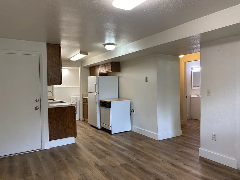 524 N Frey Ave #B — Photo 9