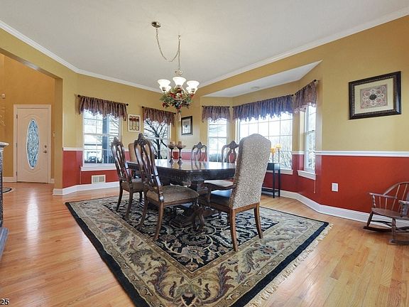 4th image of 323 Pinnacle Dr