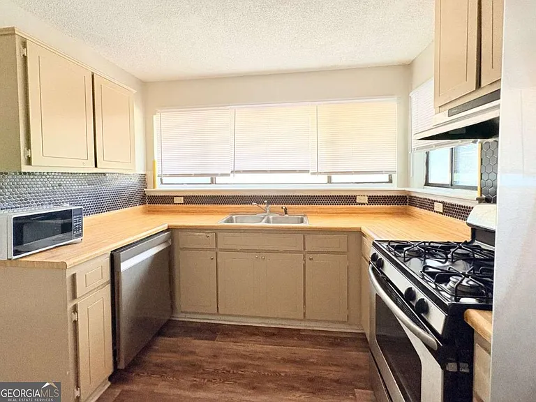 142 Woodvalley Ct — Photo 13