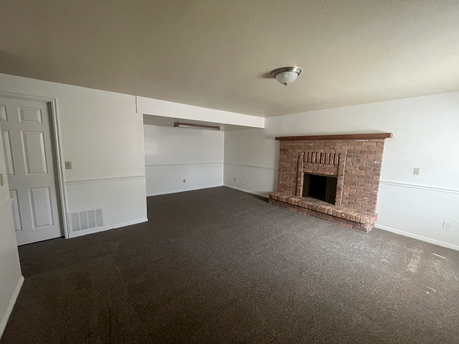 5 bed, 2700 sqft, $2,300 — Photo 2