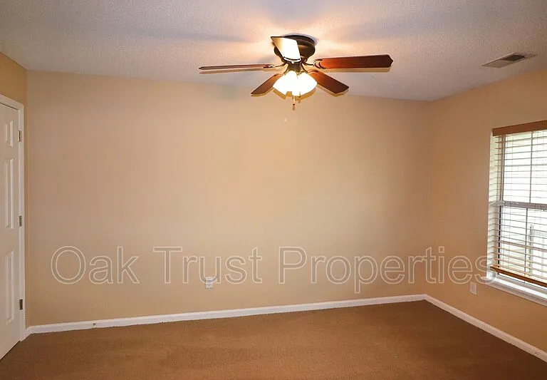 538 Holiday Dr — Photo 15