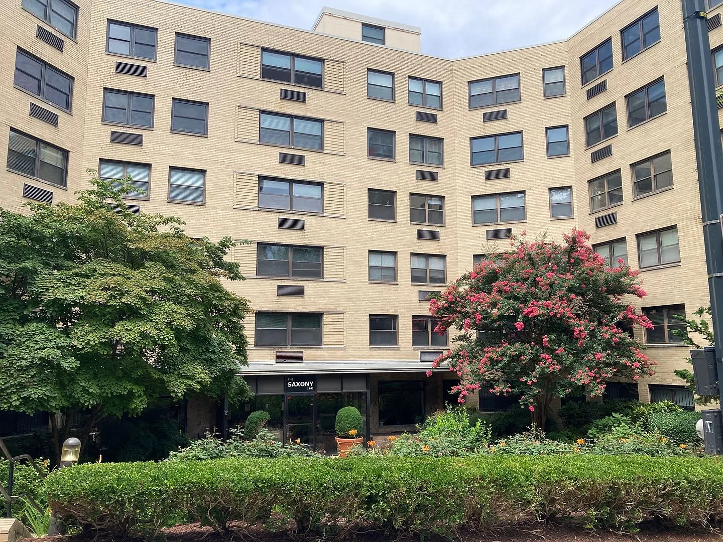 Charming Efficiency at The Saxony Adams Morgan Lanier Heights — Photo 1