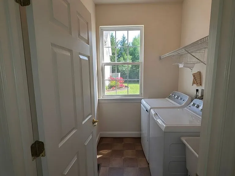 404 Tailor St — Photo 15