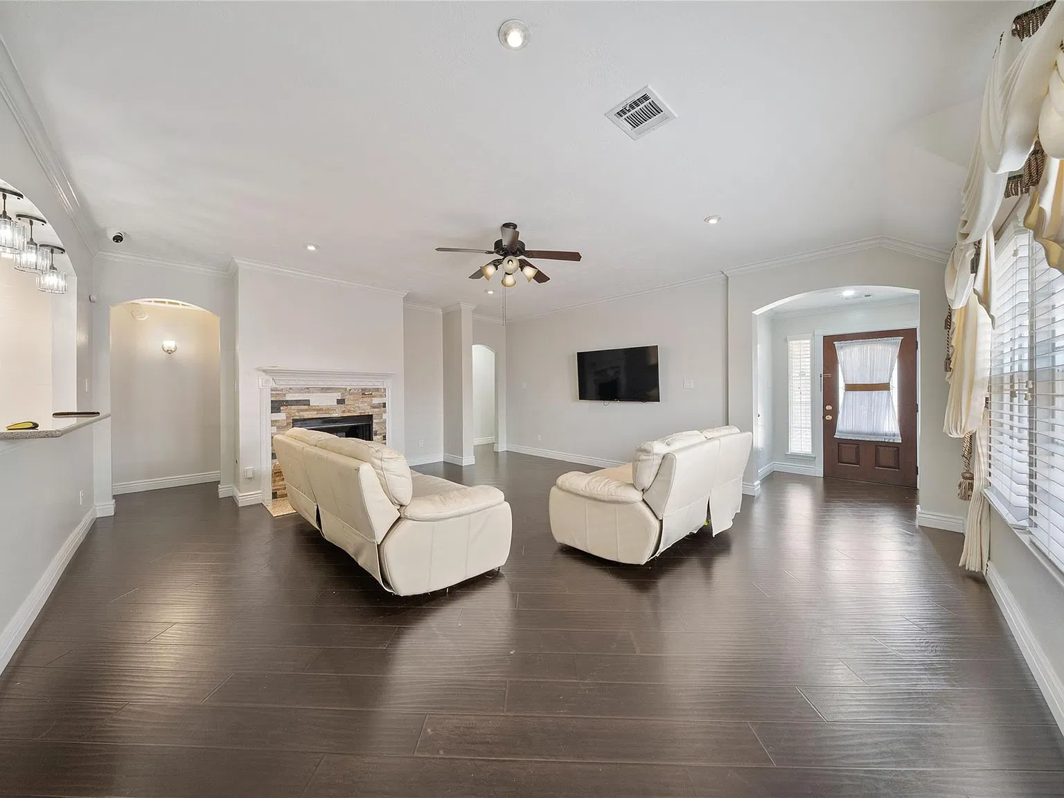 3 bed, 2.5 bath, 2198 sqft, $2,250 — Photo 1