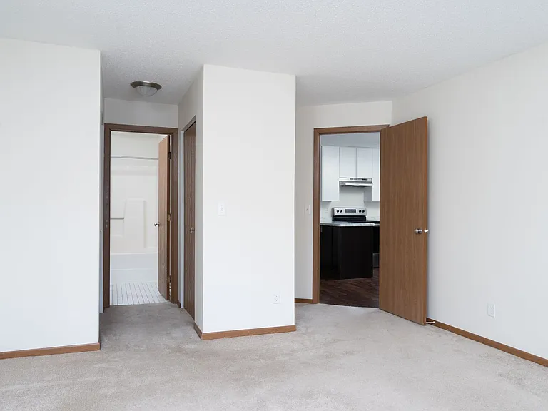 Hummingbird Cove Apartments — Photo 18