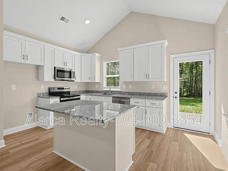 3 bed, 1300 sqft, $1,695 — Photo 2