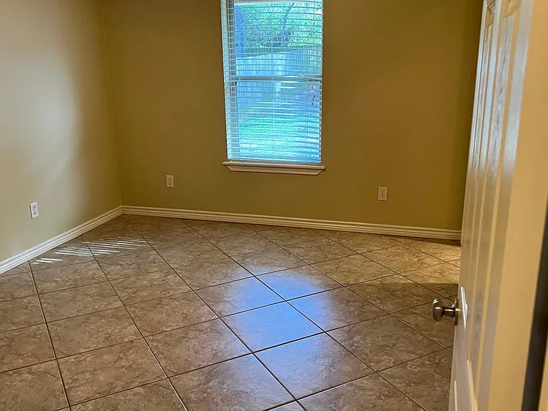 1127 E Dawson St — Photo 14