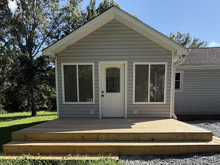 681 Combs Cir — Photo 1