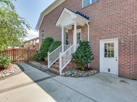 5th image of 625 Stoneleigh Ct