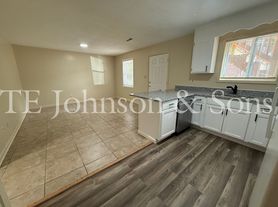 1506 Oakshire-Water Included